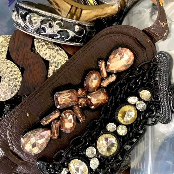 Huge 2 LB Vintage 2 Now Jewelry Lot- MYSTERY BOX~ Gold Silver Rhinestone Pearls - Picture 6 of 7